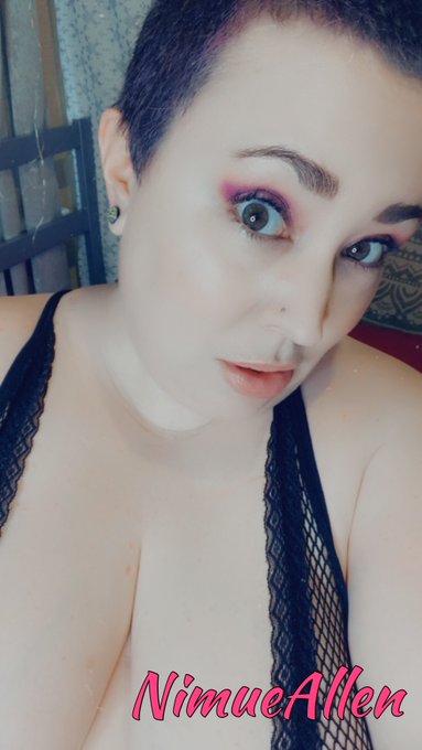 Knights bow down to their queen. Ready for your reign of pleasure? 🔥👑 https://t.co/Pqcj6XtDYD