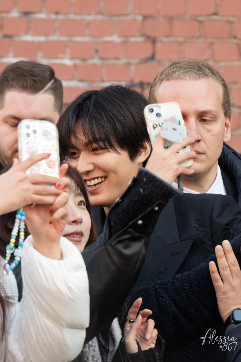 Lee Minho taking selfies with fans outside the Fendi show at Milan Fashion Week 🩷
if you repost give me credit (alessia.807), thanks ✨
#Leeminho #이민호 #イミンホ #FendiFW24 
#milanofashionweek #fashionweek #fendi #welcomebackleeminho