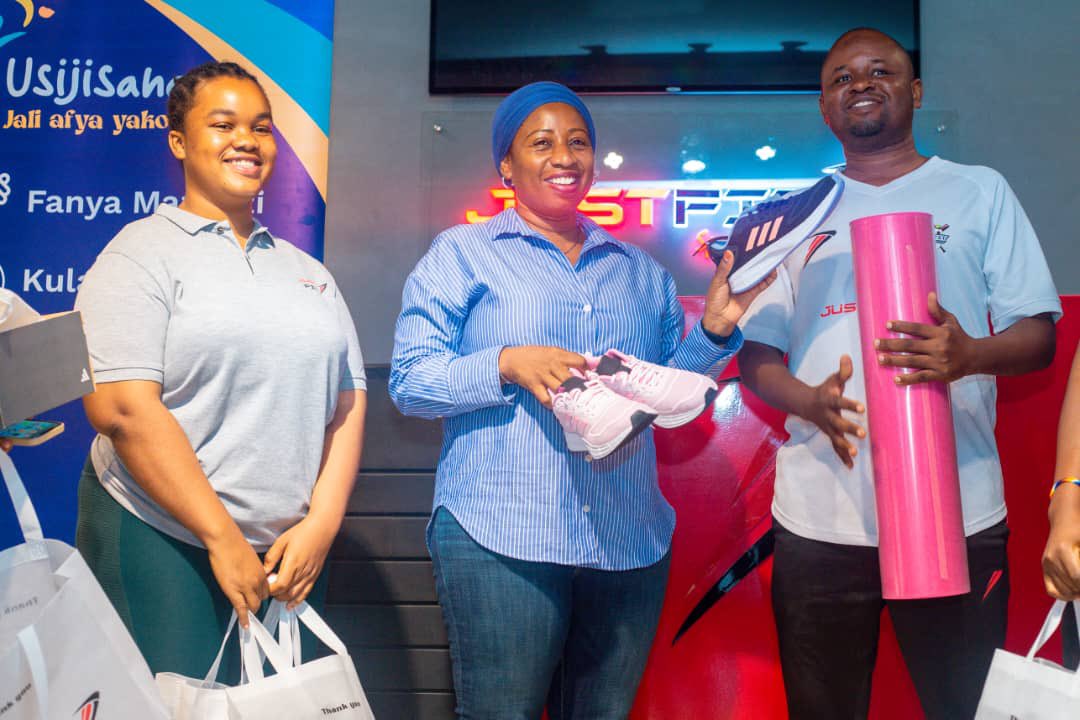 ummymwalimu's tweet image. #MazoeziNiDawa - ili kulinda na kudhibiti afya yako fanya mazoezi kwa dakika 150 kwa wiki. Sawa na dakika 30 kwa siku 5 au kama dakika 40 kwa siku 4. Nogesha mazoezi yako na vifaa vya mazoezi kutoka #JustFit @bajabiri #MtuNiAfya #Usijisahau #JaliAfyaYako