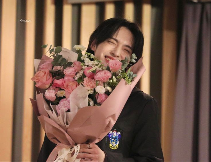 ✿ SPECIAL ORDER ✿
for Kwak Gaon !!! happy 22nd birthday to everyone's favourite rhythm guitarist and the sweetest, silliest lil guy in the world 💜🫶💖
#HappyGaonDay
#온_세상이_사랑할_가온
#GlowingStarGaonDay