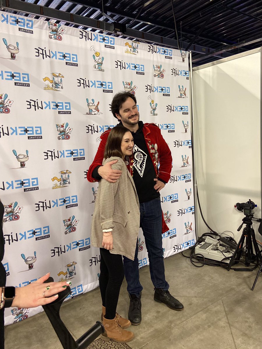 DrltLily's tweet photo. @RoiLennon il y a un 1 an je rencontrais pour la première fois à la Geek Life du Mans le grand @RoiLennon !! Un grand plaisir même si j’étais très intimidé ! J’espère que cela se reproduira de nouveau !! Des bisous bob et merci de partager ta bonne humeur au quotidien 😘😘 https://t.co/fjcoRF7bAE