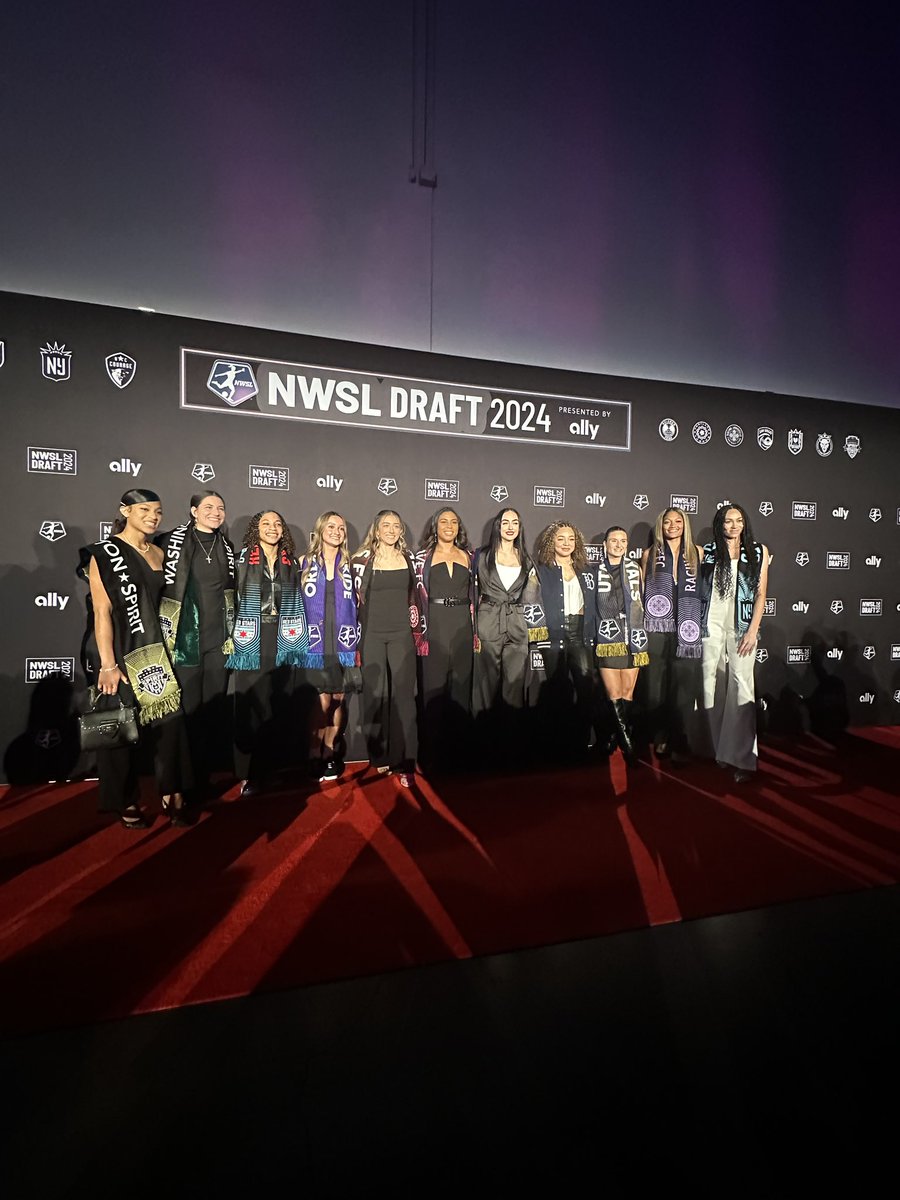 𝑹𝒆𝒄𝒂𝒑𝒊𝒕𝒖𝒍𝒂𝒏𝒅𝒐 𝒐 𝑵𝑾𝑺𝑳 𝑫𝒓𝒂𝒇𝒕 

Ontem aconteceu o tão esperado  #NWSLDraft  vem conferir as escolhas de cada clube e a primeira escolha geral no Draft, Ally Sentnor da UNC Tar Heels.

📸 @NWSL / @megreyes_