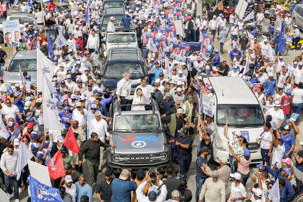 PRM_Oficial's tweet photo. 🎊 Las calles de Barahona se llenaron  de entusiasmo y alegría para decir ¡Sí al Cambio 4 AÑOS ➕! en nuestra gran marcha-caravana en apoyo al próximo Alcalde del municipio Santa Cruz de Barahona, @FernandezMictor, junto al compañero Presidente de la República @luisabinader. 🇩🇴 https://t.co/iQYTXKBTrj