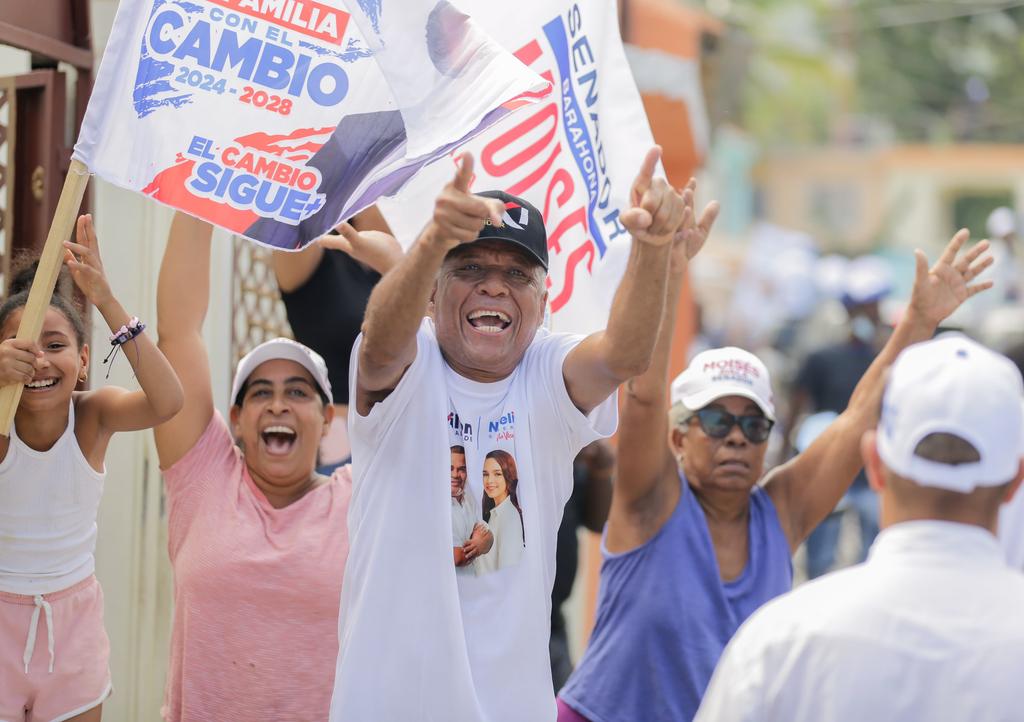 PRM_Oficial's tweet photo. 🎊 Las calles de Barahona se llenaron  de entusiasmo y alegría para decir ¡Sí al Cambio 4 AÑOS ➕! en nuestra gran marcha-caravana en apoyo al próximo Alcalde del municipio Santa Cruz de Barahona, @FernandezMictor, junto al compañero Presidente de la República @luisabinader. 🇩🇴 https://t.co/iQYTXKBTrj