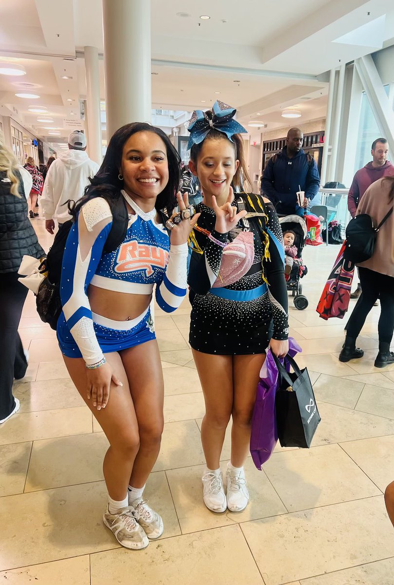 Peach_Rays's tweet image. Loved meeting new friends at the @MAJORScheer Meet and Greet! 😍