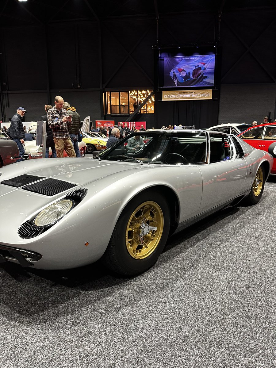 WalterNuiten's tweet photo. Wat een plaatjes op @interclassics. 
Hard gezocht naar Bas om ‘m te helpen met z’n nieuwe aankoop maar niet gevonden. Stonden genoeg porsches om die lege plekken in de garage op te vullen. @Brantsen @BNRpetrolheads @Arthur1Arthur https://t.co/7BdFwqoEMH