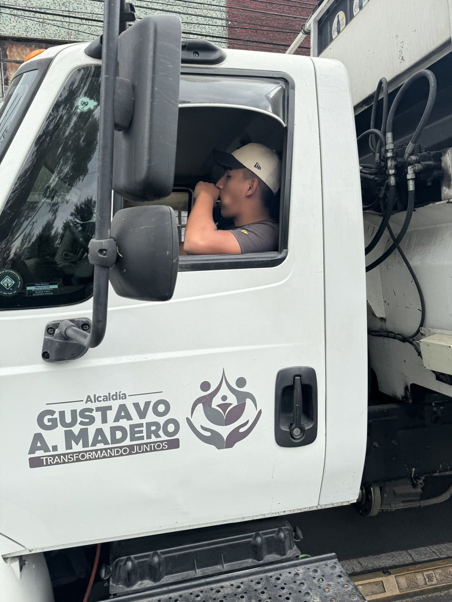 FeboMauricio's tweet photo. @TuAlcaldiaGAM solicito orientación para reportar al camión recolector de basura, operador y ayudantes por condicionar el servicio. @fchiguil https://t.co/PNiG24ngPp