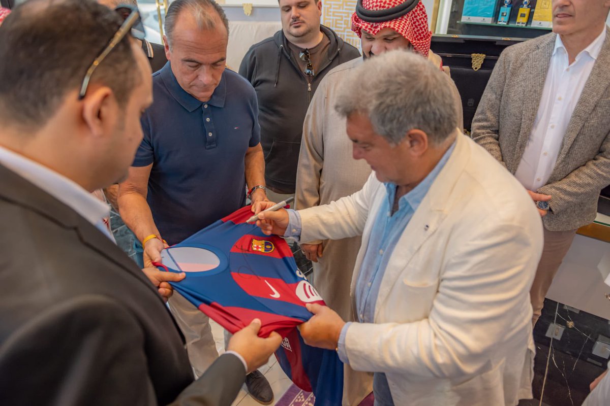 ASQ_Group's tweet photo. خوان #لابورتا رئيس نادي #برشلونة لكرة القدم يستكشف ثقافة #المملكة_العربية_السعودية في العطور من خلال زيارته لفرع #عبدالصمد_القرشي في #الرياض https://t.co/YMbzPIOO4S