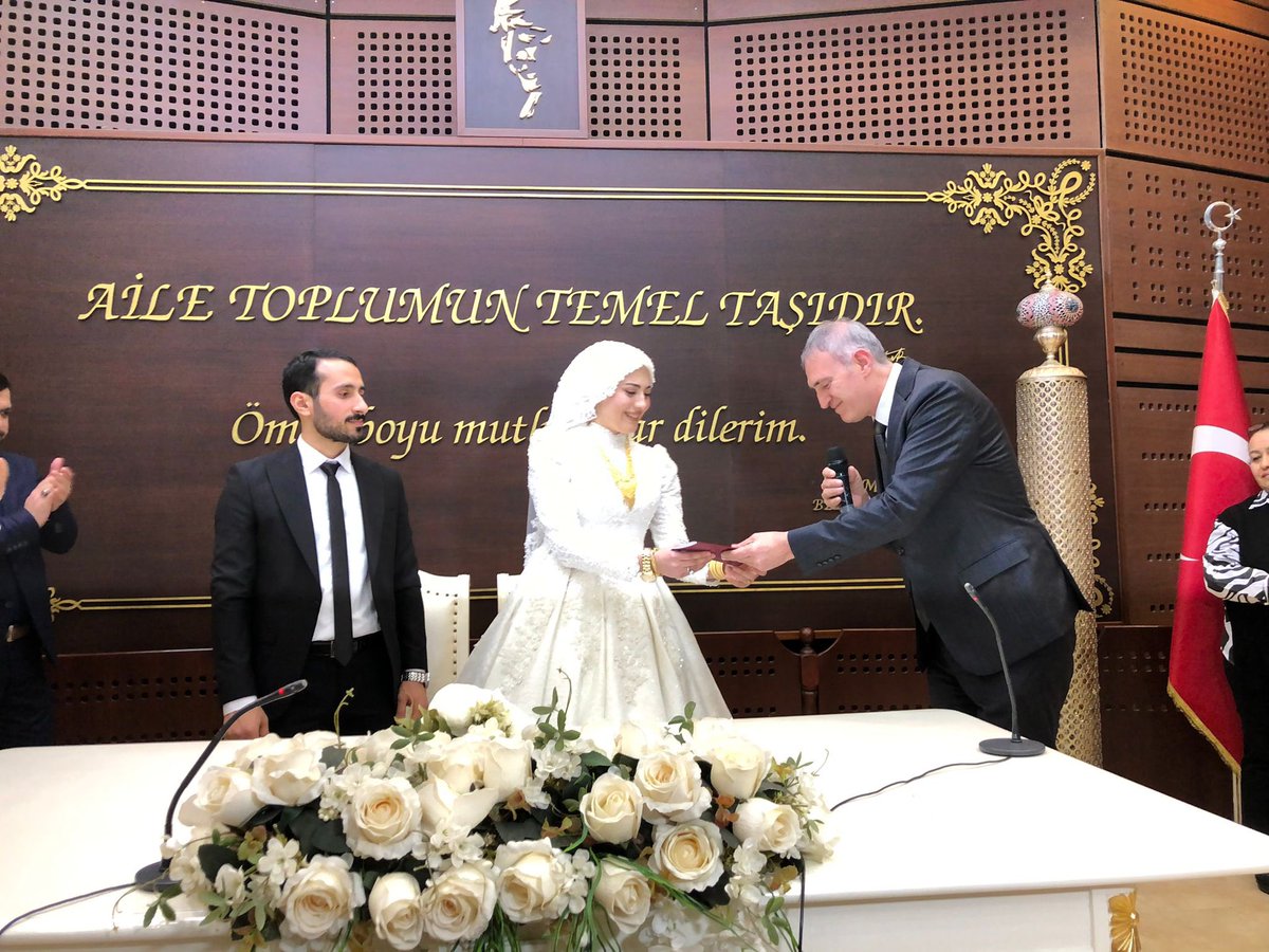 Yarımburgaz Mahallemiz sakinlerinden Sn. Üzeyir SEKMAN’ın torunu Sn. Mahmut SEKMAN’ın nikah merasimine şahitlik ettik. Sena ve İbrahim kardeşlerime bir ömür mutluluklar dilerim.