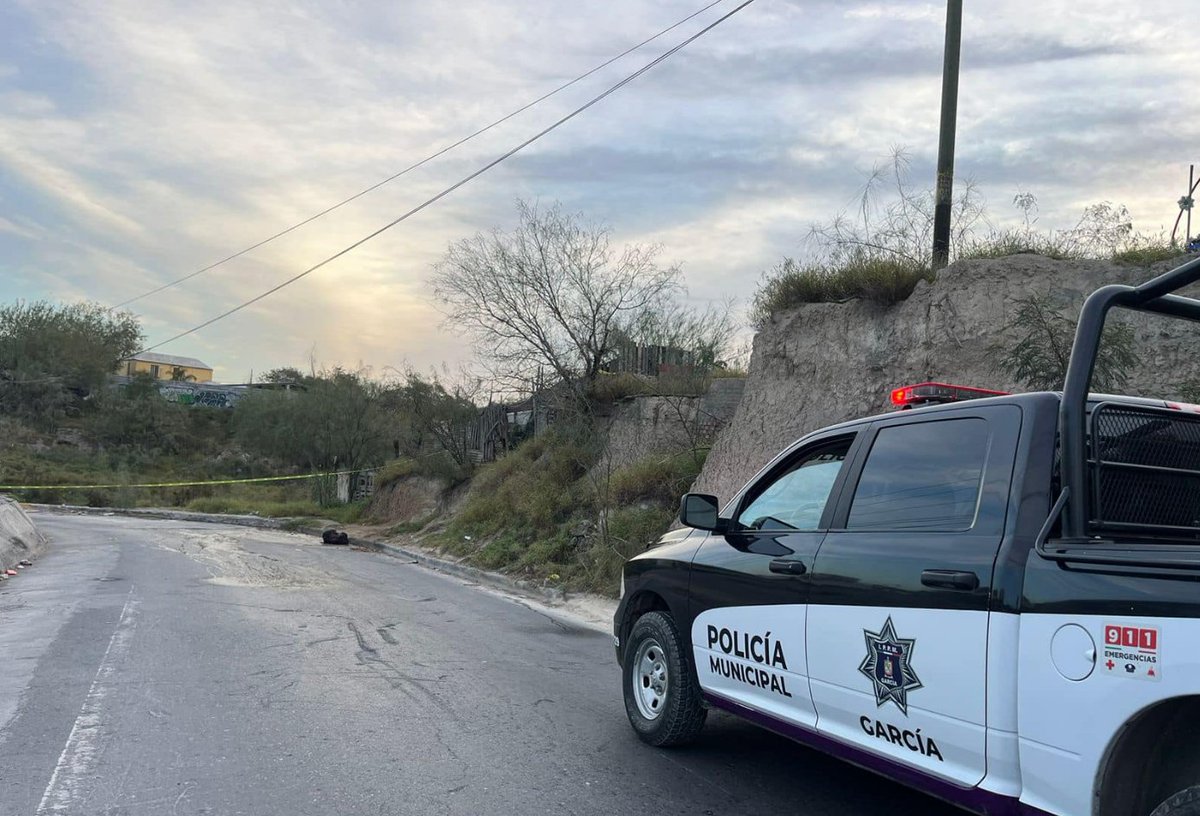 Hoy en García localizan hombre calcinado y decapitado en el libramiento Noreste y Río Pesquería de la colonia Paraje San José #NuevoLeon 

Reportan que se trata de un hombre, se encontraba maniato y con la cabeza desprendida.