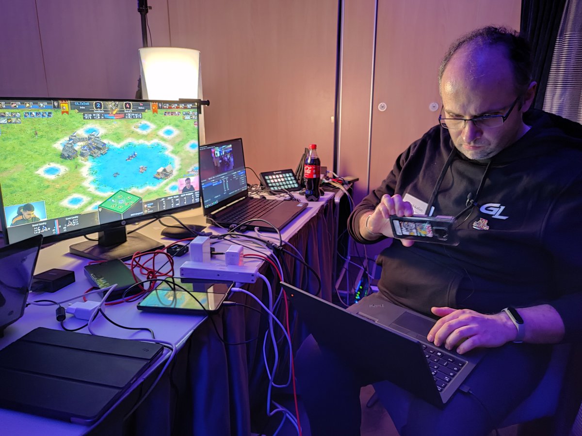 ScarfaceSFFB's tweet photo. @polskafan87 at work behind the scenes at the meetup of #Nac5 how many screens are you watching NAC on? https://t.co/gkWcAOJorT