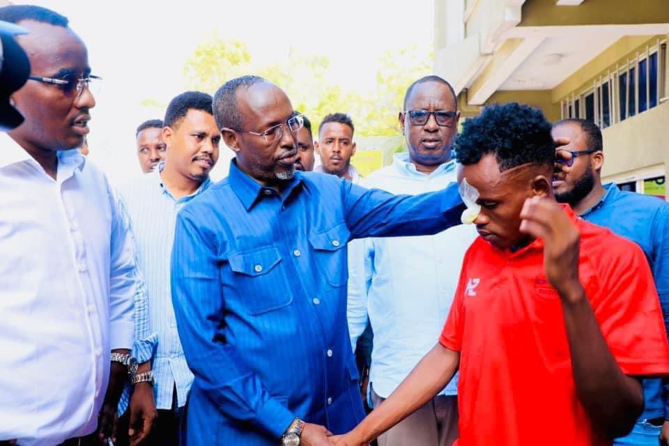 Abdulahibalwaan's tweet photo. Guddoomiye @Yusufmadalle oo muddo sanad ah cidiisa ku qancin waayay in ay keenaan Macawisley #AS ka difaaca #Runnirgood, miyaa wiilkaas isha laga daqray iyo xulkiisa ku qancin kara in wixii ku dhacay iska ilaabaan?
Guddoomiye #Sheekh #Aadan #Madoobe halloo diro arrintaan insha Allaah way hagaageysaa haddii uu faataxada u aqriyo.
@Laftagareen @AadanMadobe @HassanSMohamud