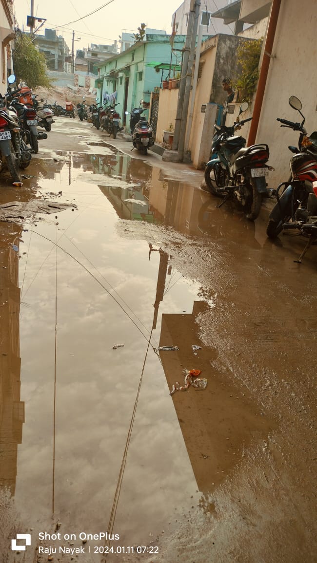 TSravan11's tweet photo. @GHMCOnline @CommissionrGHMC      this new cc road what a beautiful water water stopping on houses very beautiful  this working ghmc engineer's.good ??????????? 1-10-216/A/16 Lane Number 2 ............this contact number 7207122145 https://t.co/dzIWBgQVwc