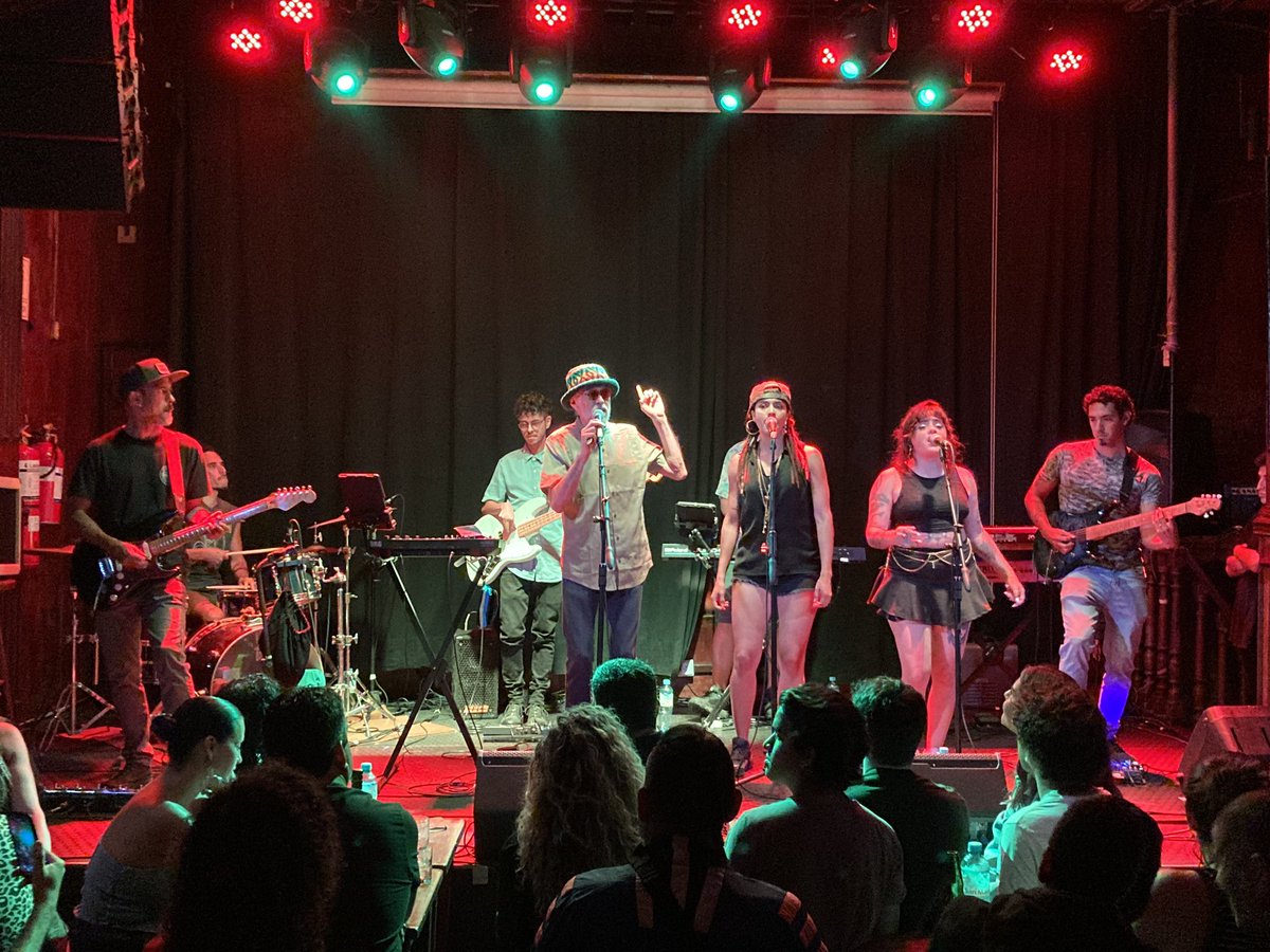 Pochi_TierraSur's tweet photo. Lindo público, lindas antiguas y nuevas generaciones, linda vibra. Muchas gracias por esta tan linda noche! 🌻🌻🌻
.
.
.
#pochimarambio #pochimarambioytierrasur #lanochedebarranco #reggaeperu #reggaemusic #reggae #siemprebien https://t.co/cPe98QvTVW