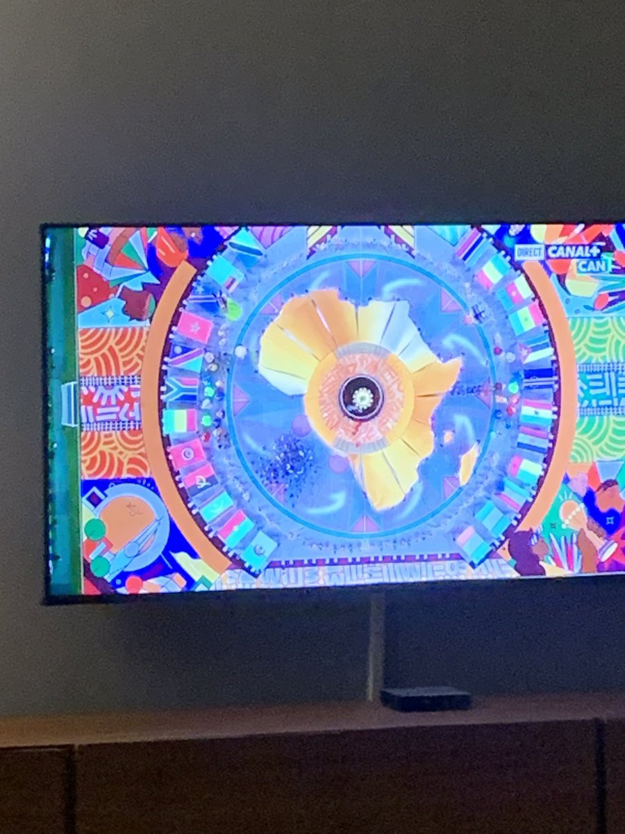 La vue aérienne de plan de la cérémonie montre le trophée posé sur le Cameroun. #CAN2023