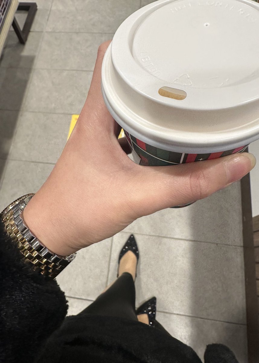 Yağmur kahvesiz olmaz, kombin fark etmez …