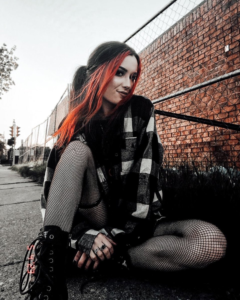 𝐑𝐔𝐍𝐍𝐈𝐍𝐆 𝐈𝐍 𝐓𝐇𝐄 𝐃𝐀𝐑𝐊 ; 

/ a solo with trigger warnings.