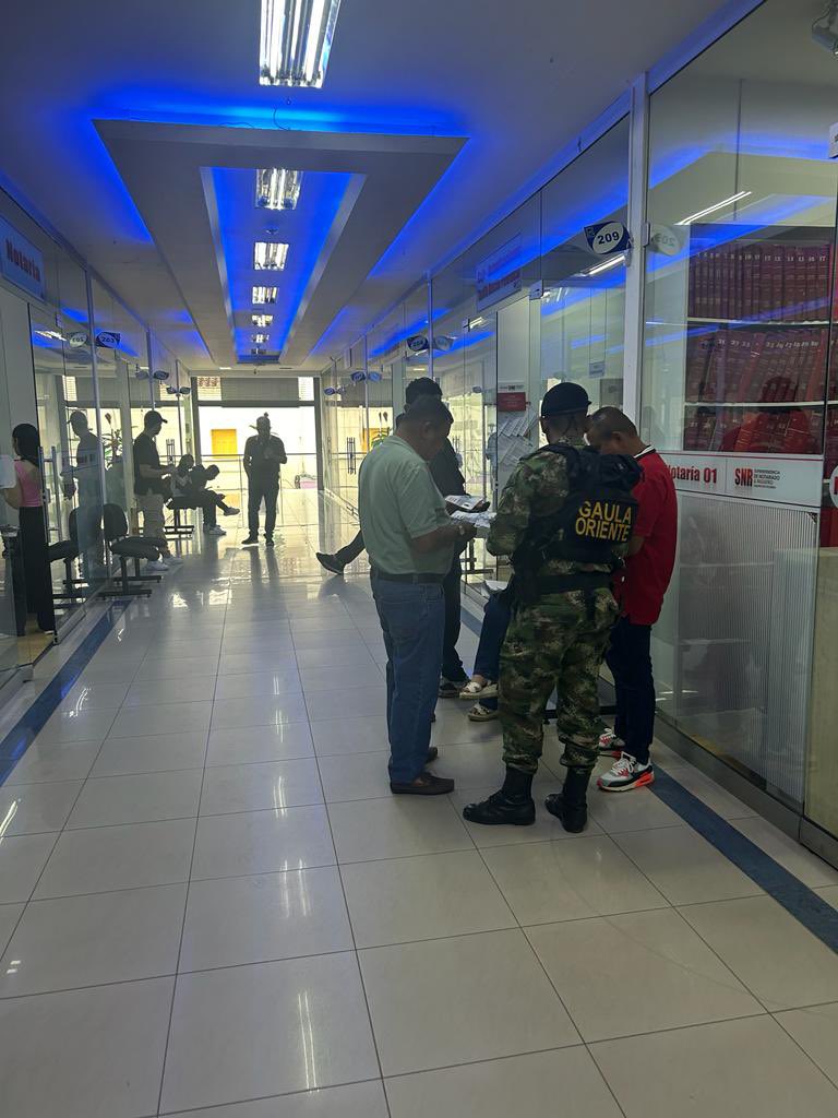 AlcRionegro's tweet photo. #Seguridad Desde muy temprano el Gaula Militar hace presencia a los alrededores de nuestra Plaza de la Libertad, acompañando y brindando información a la ciudadanía. En la Ciudad del Bienestar vamos de frente con la seguridad y el orden en Rionegro. https://t.co/fI4VpqTgih