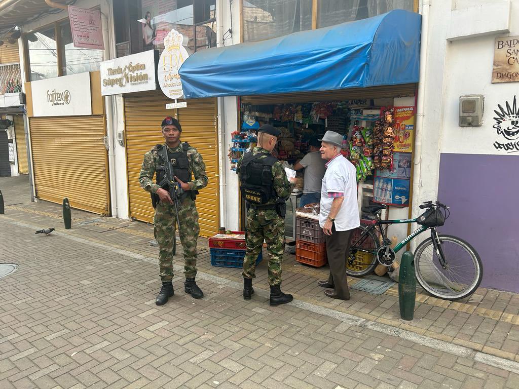 AlcRionegro's tweet photo. #Seguridad Desde muy temprano el Gaula Militar hace presencia a los alrededores de nuestra Plaza de la Libertad, acompañando y brindando información a la ciudadanía. En la Ciudad del Bienestar vamos de frente con la seguridad y el orden en Rionegro. https://t.co/fI4VpqTgih
