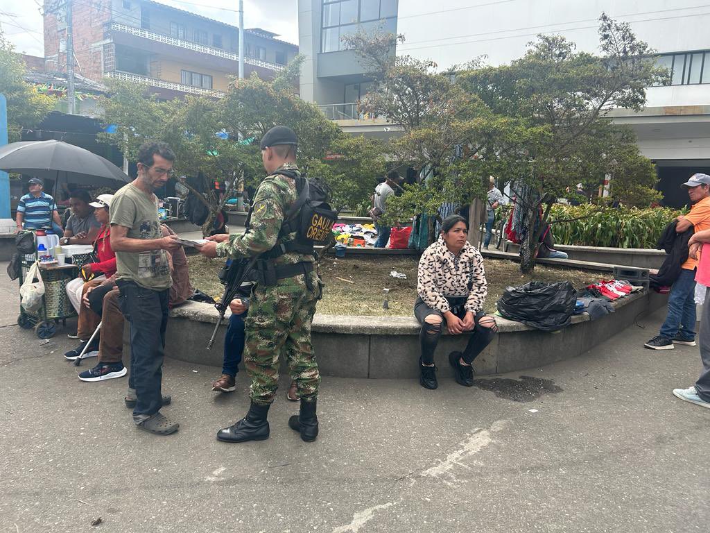 AlcRionegro's tweet photo. #Seguridad Desde muy temprano el Gaula Militar hace presencia a los alrededores de nuestra Plaza de la Libertad, acompañando y brindando información a la ciudadanía. En la Ciudad del Bienestar vamos de frente con la seguridad y el orden en Rionegro. https://t.co/fI4VpqTgih