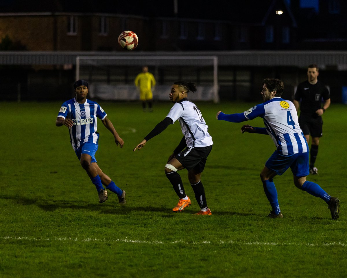 A few shots taken @molesey_fc this afternoon in there 2-1 win against @Penn_football More shots later Instagram.com/trevsphots1spo…