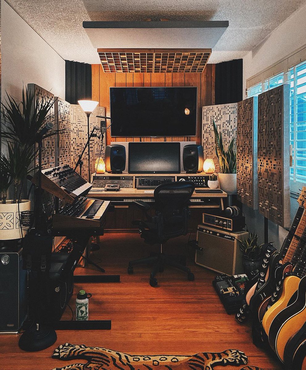 UAudio's tweet photo. Inspiration station 🚂

📸: https://t.co/3V3Kt9bVXs

#StudioSaturday #UniversalAudio #OXBOX #HomeStudio #WFH #MusicProduction https://t.co/EzXK7rEzcc