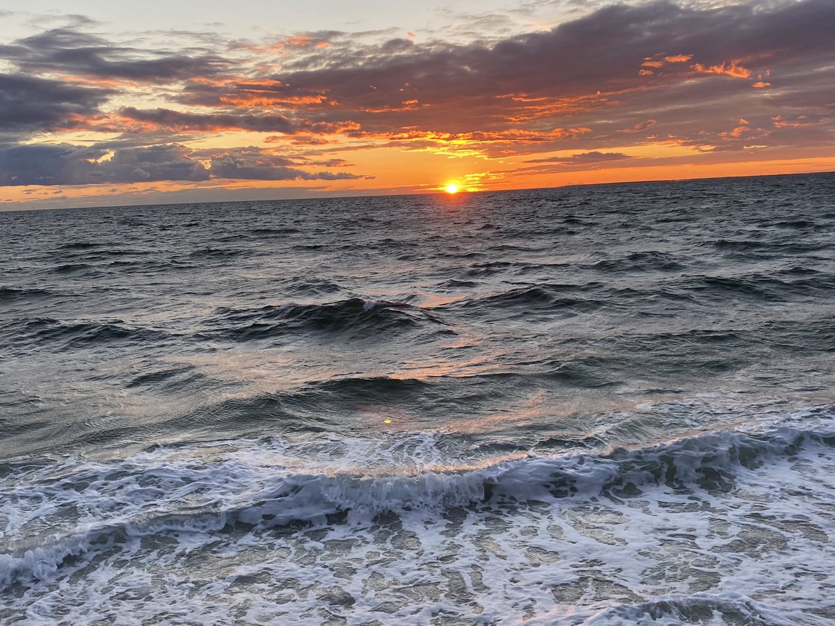 GardenLoveDiary's tweet photo. Sunset over the Atlantic Ocean Cape Cod, MA
#photograghy #sunsetwithyou #SaturdayMood #GratitudePost https://t.co/CRpwMq35an