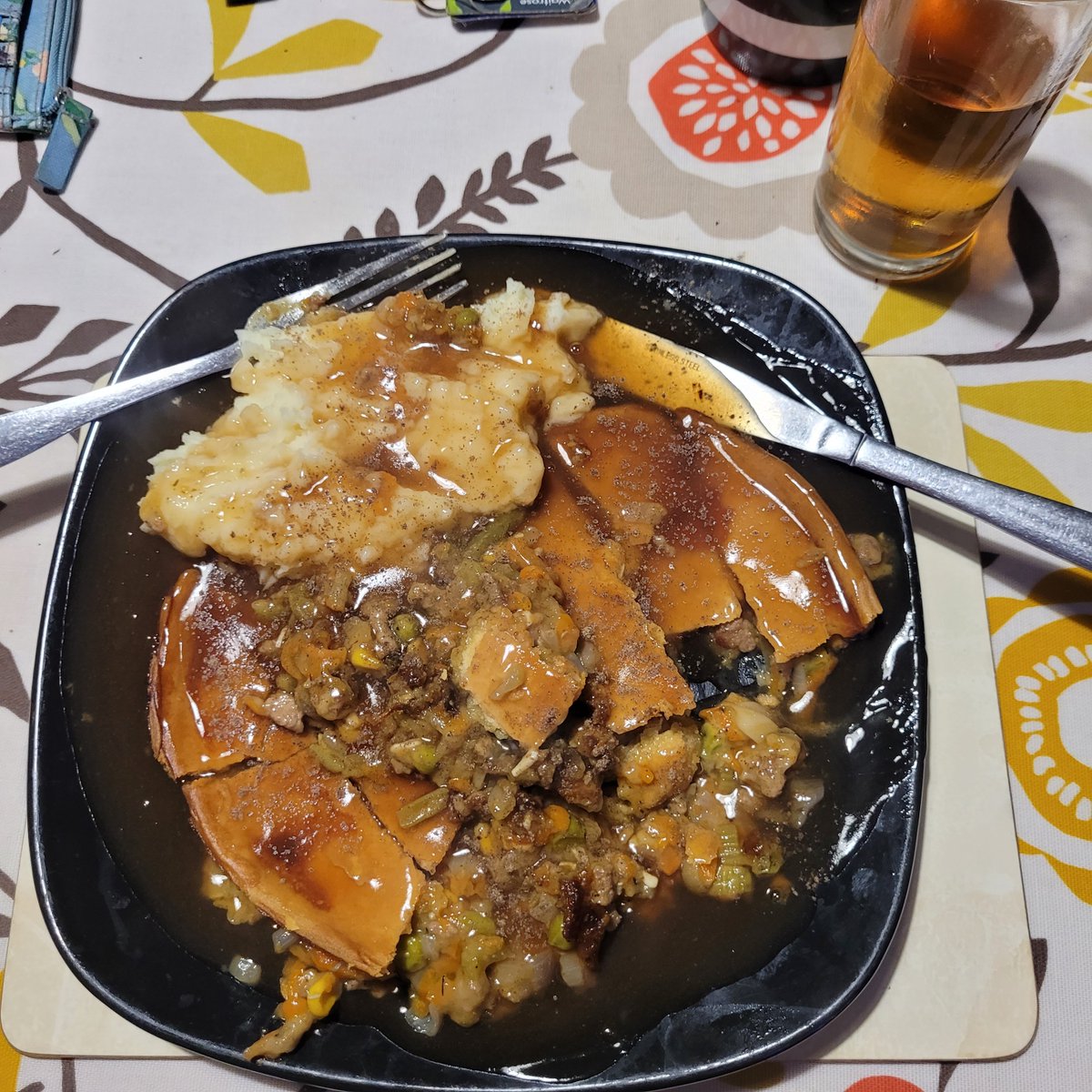 Lamb and veg pie with mashed potato & gravy.

#GreatBritishFood