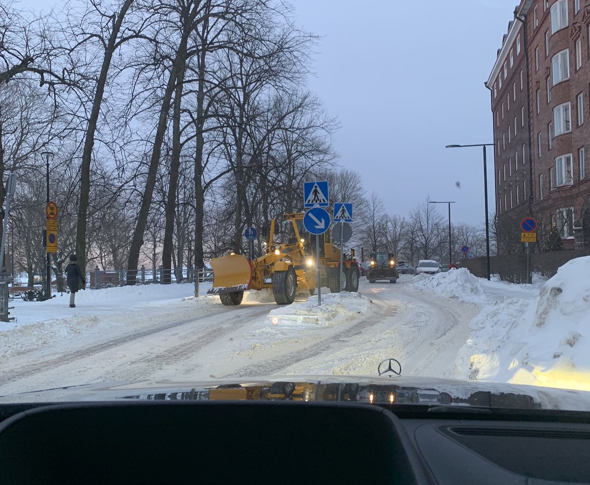JonneLuomala's tweet photo. Väittävät ettei Stadissa aurata katuja. Väärin, Vammas bongattu! #stadi #kunnossapito #hankineliveto https://t.co/8ZY9XeAFgr
