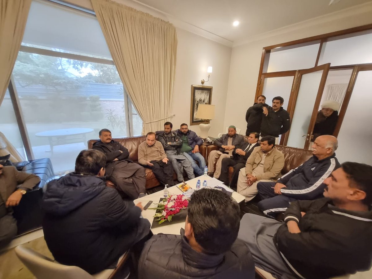 RamzanBhatiPMLN's tweet photo. سابق رکن صوبائی اسمبلی رمضان صدیق بھٹی کی اپنی ٹیم کے ہمراہ امیدوار پی پی 160 ملک اسد کھوکھر کی رہائش گاہ آمد

ٹکٹ ملنے پر مبارکباد اور مکمل حمایت کی یقین دھانی کرائی

الحمدللہ پارٹی سے وفاداری نبھانی ہمارے حصے میں آئی۔ https://t.co/krBeX7trkh