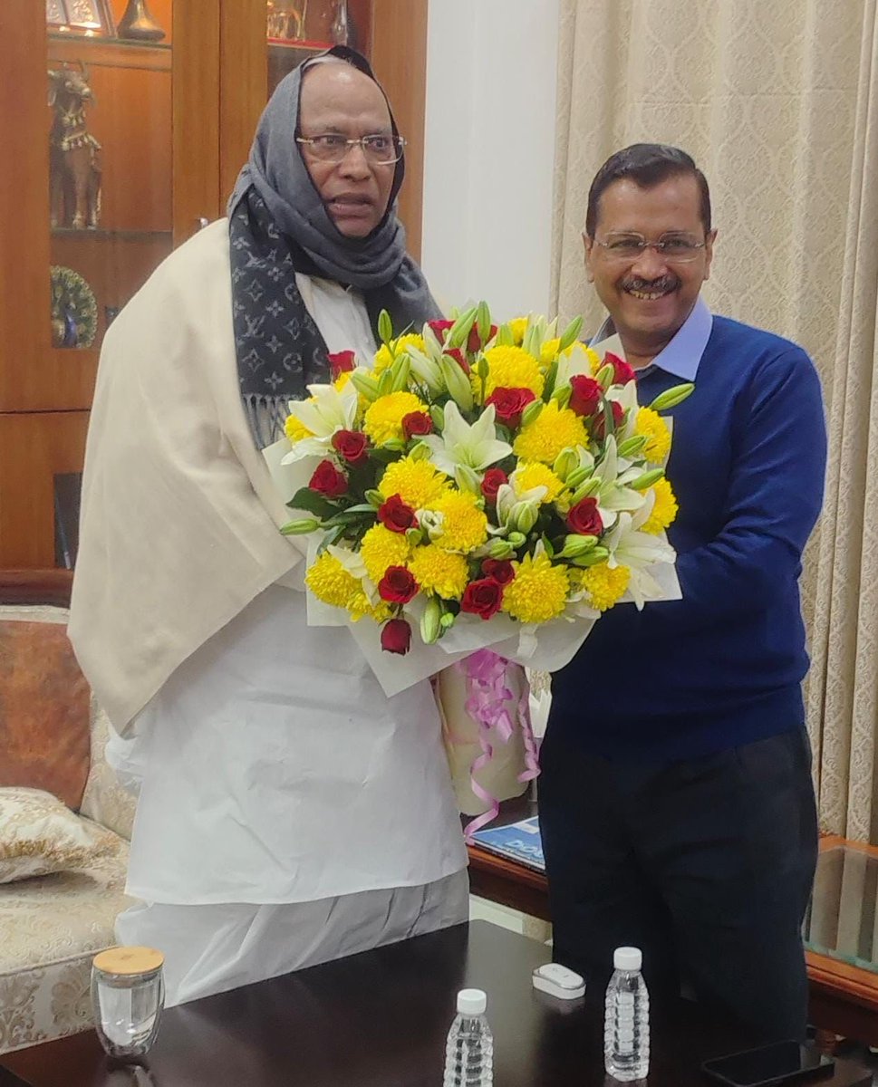 SureshChavhanke's tweet photo. इसकी टोपी उसके सर तो सुना था, 

पर यहाँ तों इसकी मफ़लर उसके सर हो गई! https://t.co/iR8uq3LUar
