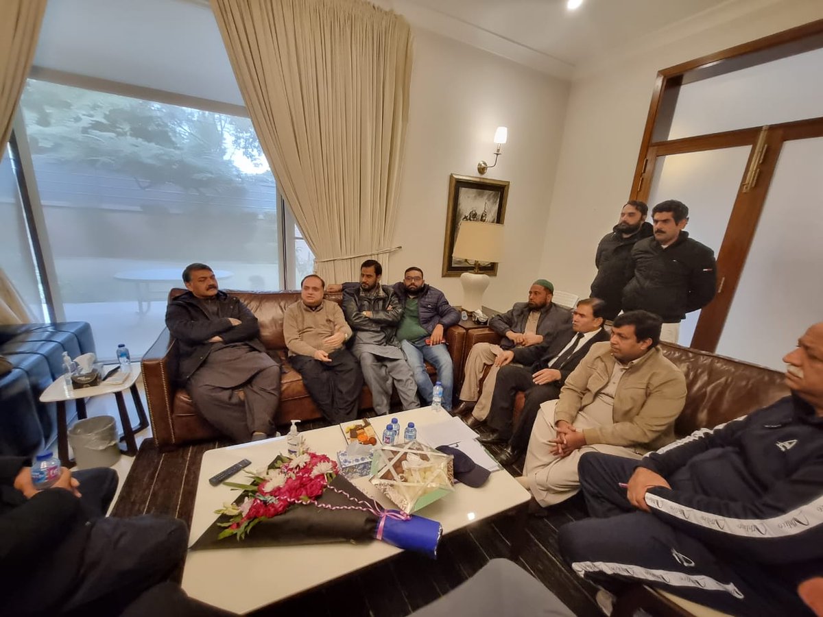 RamzanBhatiPMLN's tweet photo. سابق رکن صوبائی اسمبلی رمضان صدیق بھٹی کی اپنی ٹیم کے ہمراہ امیدوار پی پی 160 ملک اسد کھوکھر کی رہائش گاہ آمد

ٹکٹ ملنے پر مبارکباد اور مکمل حمایت کی یقین دھانی کرائی

الحمدللہ پارٹی سے وفاداری نبھانی ہمارے حصے میں آئی۔ https://t.co/krBeX7trkh
