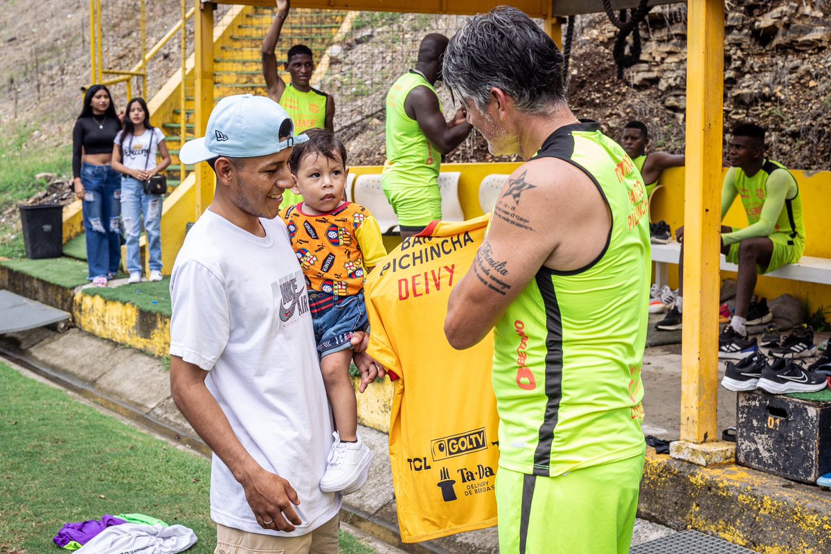 BarcelonaSC's tweet photo. Deivy Franco

¡Héroe amarillo de 💛!

Días atrás lo vimos en un acto de valentía como rescataba a una joven.

Hoy lo invitamos a conocer al plantel, lo nombramos socio del Club y será uno de nuestros invitados en la suite presidencial para la Noche Amarilla.

#BarcelonaSomosTodos https://t.co/SjVC0eiNUy