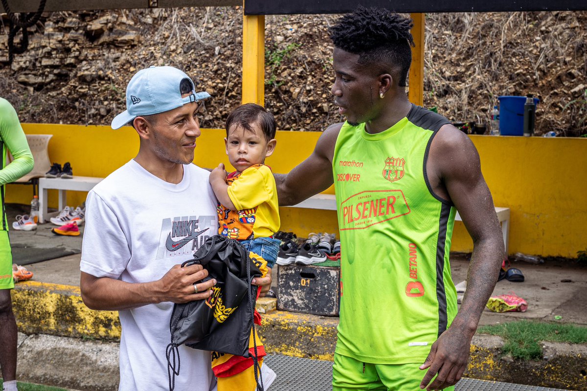 BarcelonaSC's tweet photo. Deivy Franco

¡Héroe amarillo de 💛!

Días atrás lo vimos en un acto de valentía como rescataba a una joven.

Hoy lo invitamos a conocer al plantel, lo nombramos socio del Club y será uno de nuestros invitados en la suite presidencial para la Noche Amarilla.

#BarcelonaSomosTodos https://t.co/SjVC0eiNUy
