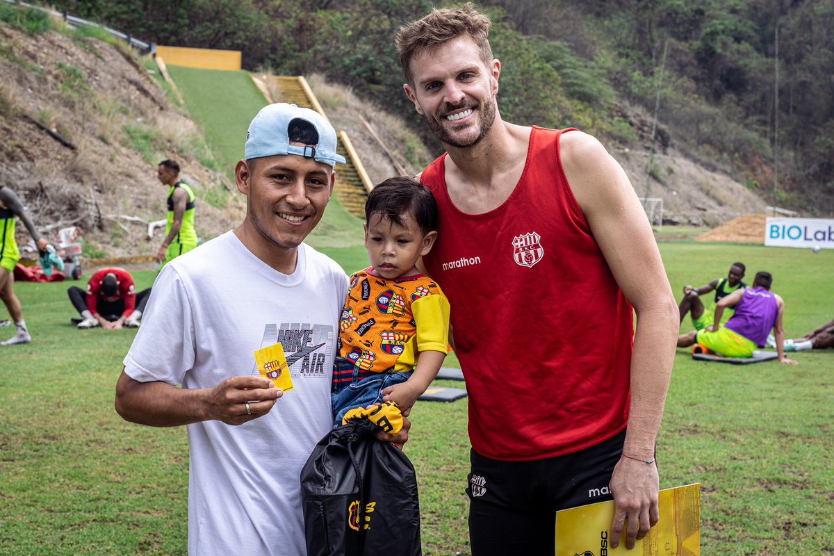 BarcelonaSC's tweet photo. Deivy Franco

¡Héroe amarillo de 💛!

Días atrás lo vimos en un acto de valentía como rescataba a una joven.

Hoy lo invitamos a conocer al plantel, lo nombramos socio del Club y será uno de nuestros invitados en la suite presidencial para la Noche Amarilla.

#BarcelonaSomosTodos https://t.co/SjVC0eiNUy