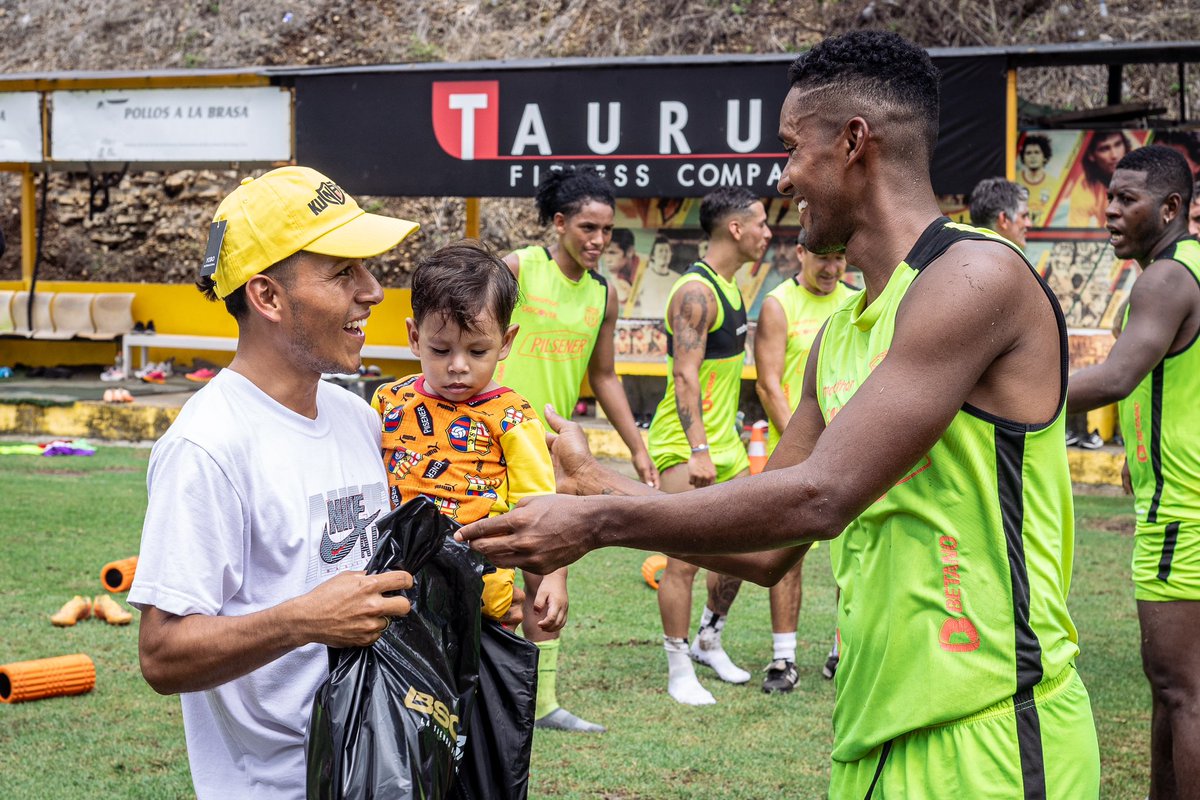 BarcelonaSC's tweet photo. Deivy Franco

¡Héroe amarillo de 💛!

Días atrás lo vimos en un acto de valentía como rescataba a una joven.

Hoy lo invitamos a conocer al plantel, lo nombramos socio del Club y será uno de nuestros invitados en la suite presidencial para la Noche Amarilla.

#BarcelonaSomosTodos https://t.co/SjVC0eiNUy
