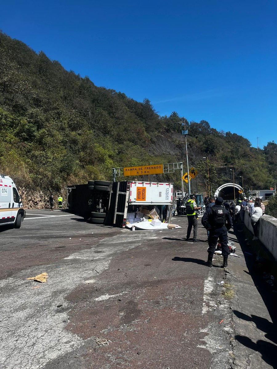 patisab04's tweet photo. Accidente en el camino a Orizaba https://t.co/U4Z0XoyBBc
