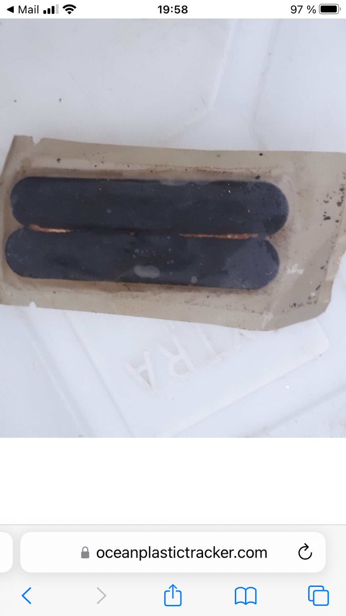 AnselAsso's tweet photo. Janvier 2014 un conteneur perdu en mer pollue les côtes de Bretagne.Des milliers limes à ongles et mules @Pullman et @SofitelParisFbg polluent les plages 
Janvier 2024 nous trouvons encore cette pollution sur les plages .

https://t.co/Wh4Wp0Jz36 https://t.co/9w9GplhLix