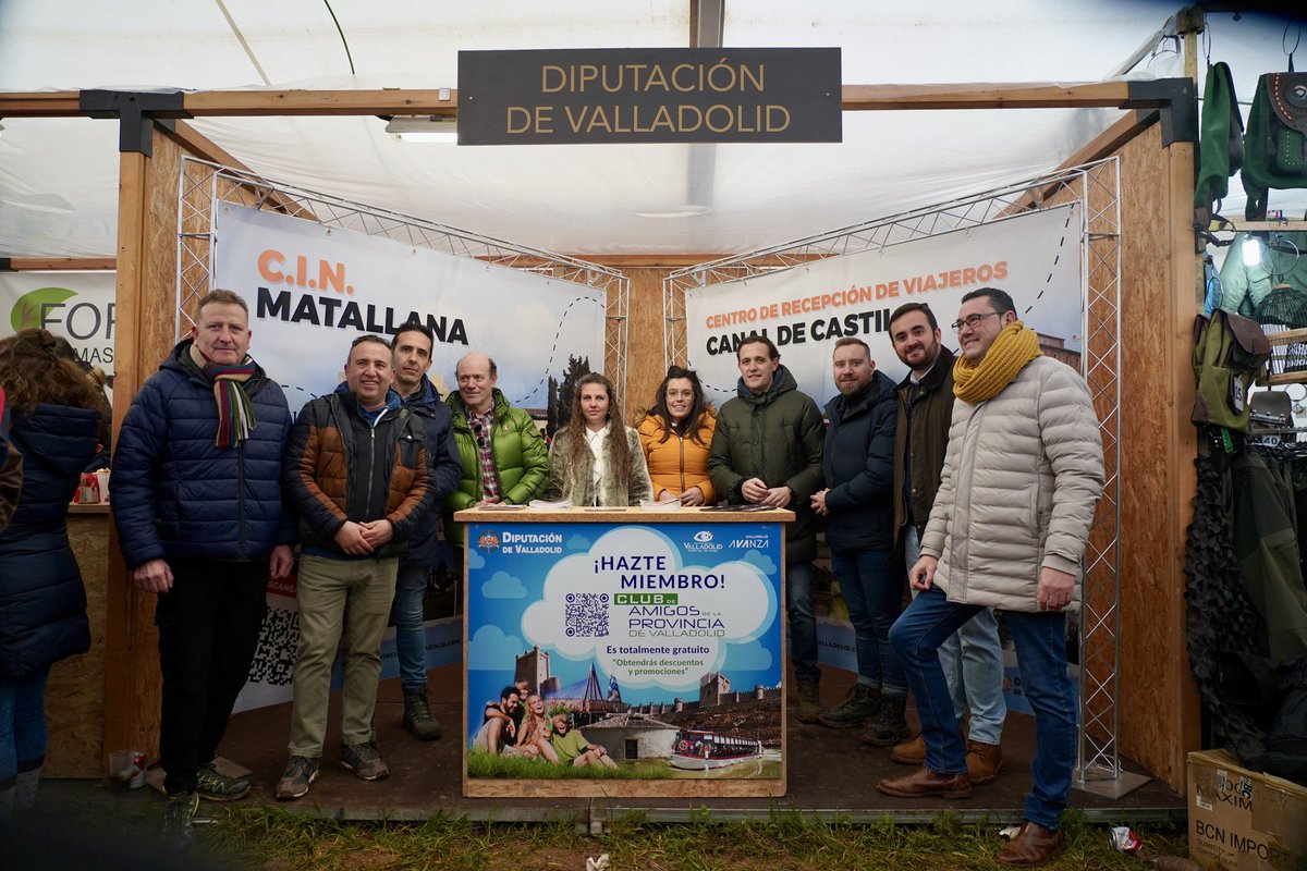 Dip_Va's tweet photo. 📍 Nava del rey acoge el Campeonato de España de Galgos en Campo Copa S.M. el Rey.

➡️ El presidente @Conrado_Iscar, la alcaldesa, Denís Vázquez, y diputados provinciales acompañan a los aficionados galgeros en los cuartos de final. https://t.co/BV4dUAD7RG