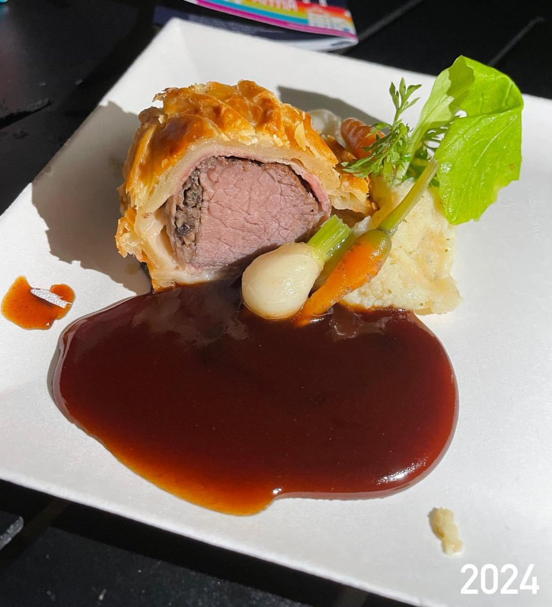 Epcot really stepped up the Beef Wellington presentation this year! Look at this glow up! 🤤

#epcot #disneyfood
