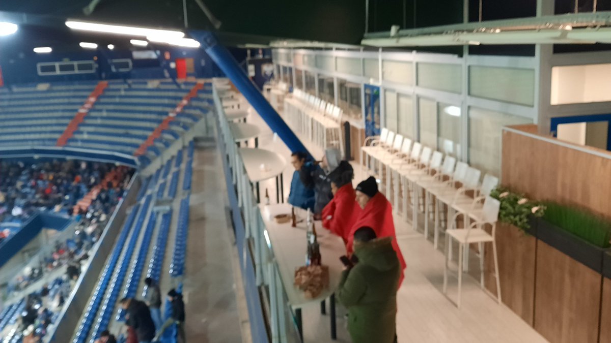 OD761's tweet photo. Je crois qu' @Orel_san est comme moi : il a très froid et a sorti le plaid #smcaen #allomalherbe 😁 https://t.co/Hp6quWiF2I