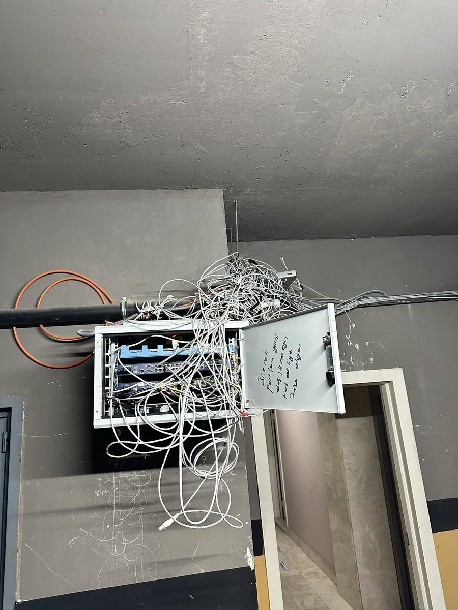 Talha588's tweet photo. @TurkNetDestek @TTDestek @TurkNet @TurkTelekom İnternetim sürekli kopuyor kopuyor duruyor bu konuda bir görsel bırakıyorum TT ekipleri binadaki internet kutusunu bu halde görüyorlar ve defalarca bildiriye rağmen kimse müdahale etmiyor.Bu mu hizmet, internetim YİNE yok.. https://t.co/efdN5bUMNH