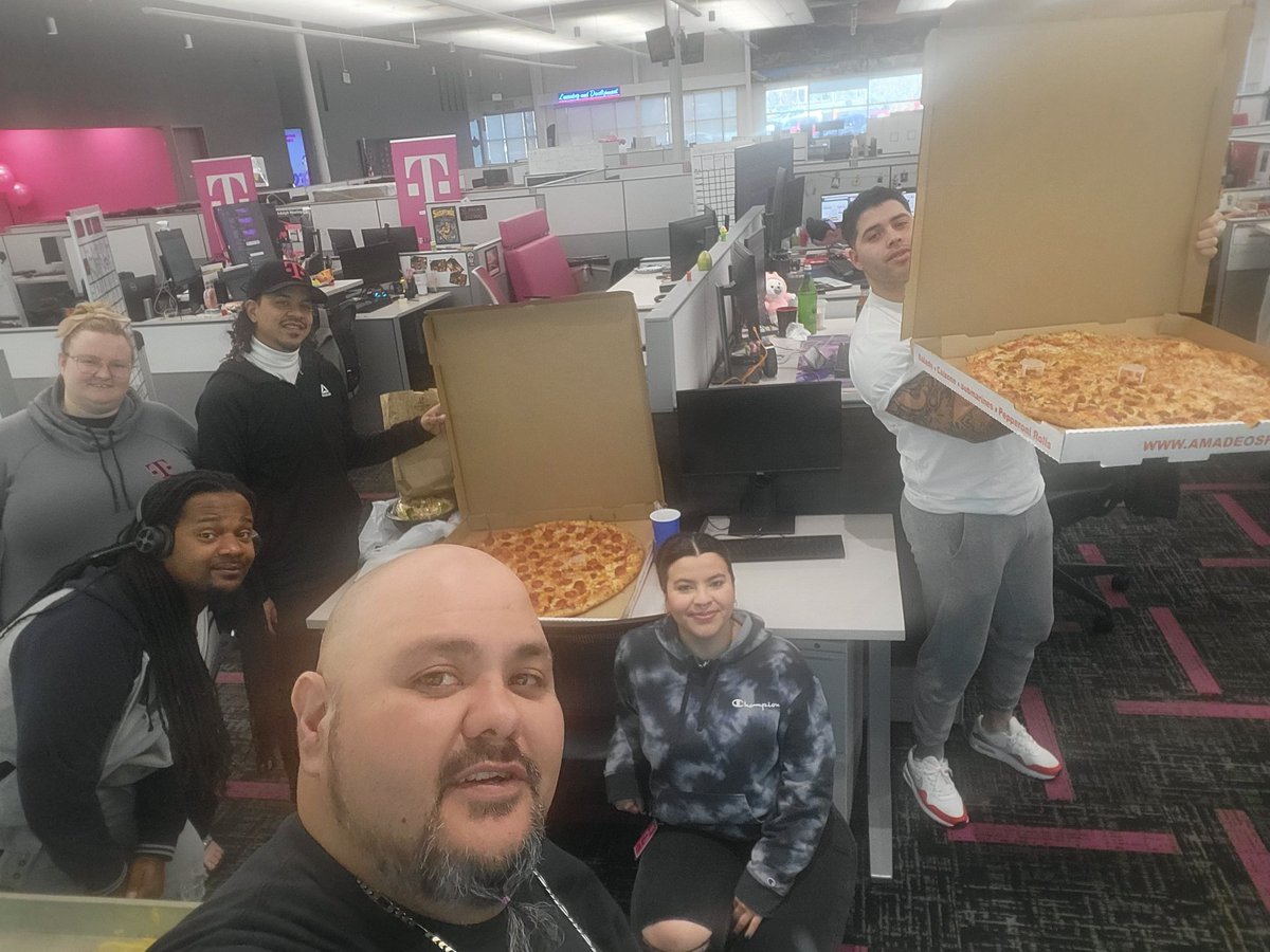 CurtislegendB1's tweet photo. That saturday vibe at T-MOBILE VIRTUAL RETAIL #VRislife #magenta4life #jeffersonstrong @MiichelleChavez @JonFreier @adam_peeps @Dominique_tmobz @VirtualTalbott @cet3001 @Mjtmobile @miss_jj32 @ https://t.co/2EkdSzPPEz