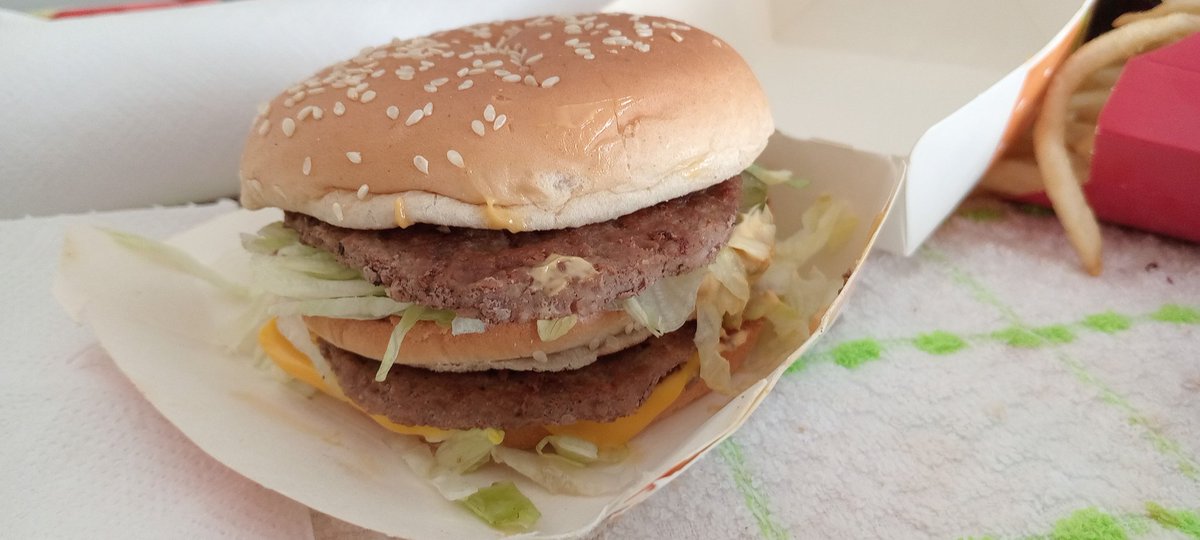 CpduranC's tweet photo. @McDonalds Es una sinverguenzura pagar casi 8 mil pesos por esta ordinaries , son más grandes las hamburguesas del supermercado. Y más encima lo promocionan BIG MAC. Son ladrones al cobrar. De juguete ahora entiendo por qué le dicen mierdonal. Nunca más comprare. https://t.co/dQQLunSnCd