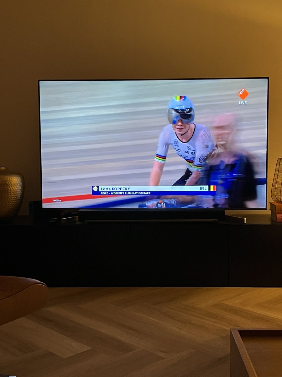 Waanzinnig: binnen half uur 2 gouden medailles voor <a href="/LotteKopecky/">Lotte Kopecky</a> op EK. Sensationeel. Wel belachelijk van organisatie om tussen beide onderdelen geen pauze in te lassen door bijv ander onderdeel te plannen. Ge-wel-dige prestatie Kopecky. #EuroTrack24