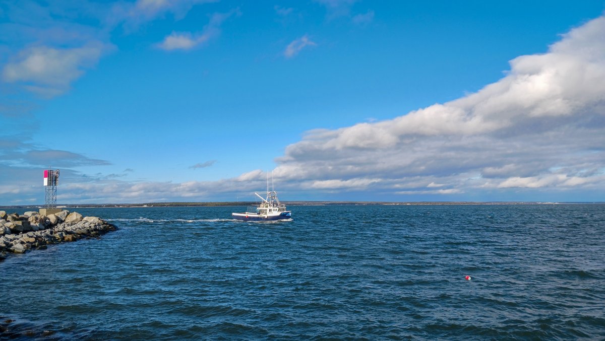 ImagesCoast's tweet photo. Lobster boat returns to the wharf at West Head, Clarks Harbour, Nova Scotia January 2024 #NovaScotia #lobster #CapeSable #lobsterboat https://t.co/hJCcwkF2jz