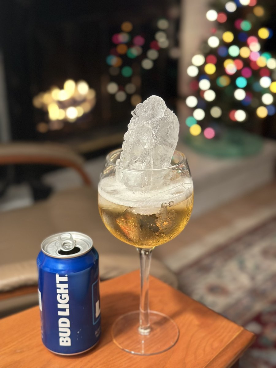 LaniVoivod's tweet image. Presenting @budlight, #WinterEdition 🍻