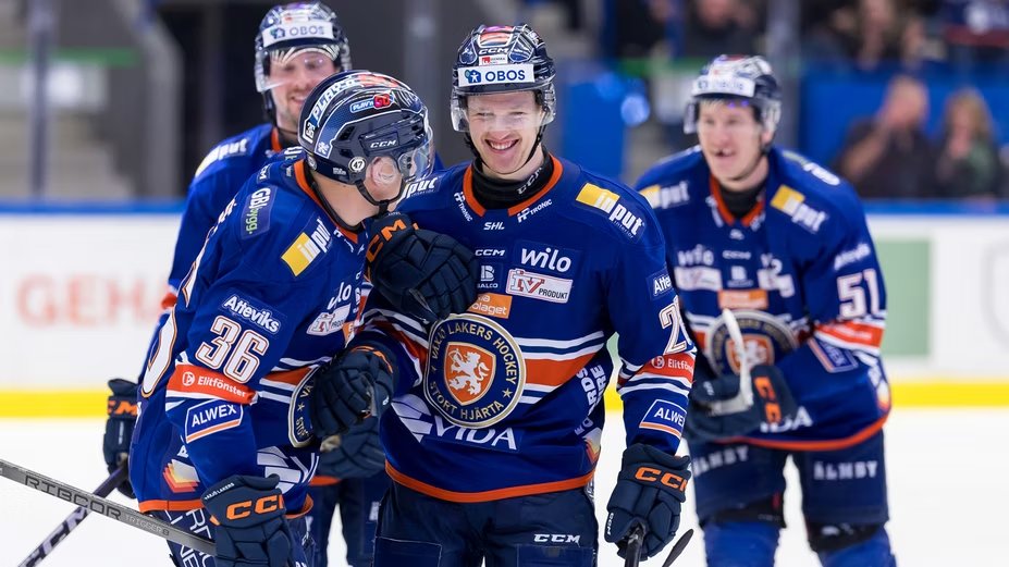 SHLse's tweet photo. .@VLHlive fortsätter att imponera! Efter 5-1 mot Färjestad besegrades i kväll @leksands_if med hela 8-1. Hugo Gustafsson gjorde tre av målen.

Läs mer här: https://t.co/1TKj2VLRFD

#SHL #svsshl #ishockey #twittpuck #VLHLIF

Foto: Jonas Ljungdahl/Bildbyrån https://t.co/spAeRIXrmL