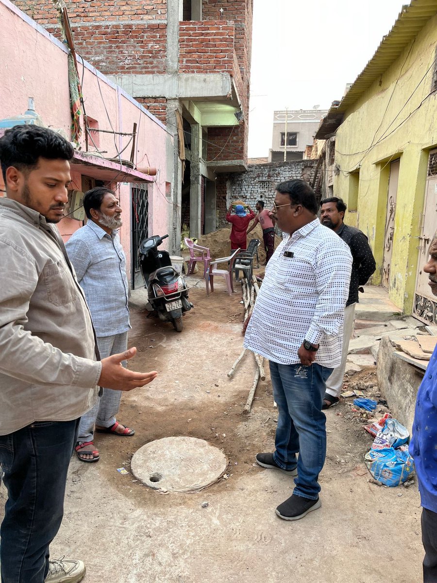 AimimBadaruddin's tweet photo. Risala bazar, Neem bowli ka Paidal Daura aur Awaam se Mulaqat

Janab Br @asadowaisi Sb President AIMIM &amp; MLA @kausarmohiuddin Sb ki Hidayath par Mohd Ameeruddin ne Risala bazar, Neem Bowli Golconda ilaqe ka Paidal daura kiya, Awaam se Mulaqat ki aur unke Masa’il daryaf kiye. https://t.co/fPY8GHLXNZ