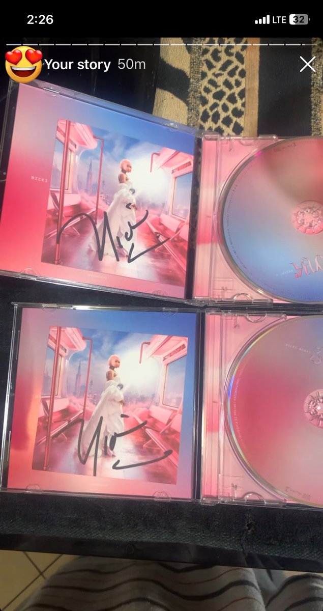 ToFlashy4U's tweet photo. ONIKA LOOK WHAT CAME TO MY HOUSE TODAY AND IM SUPER EXCITED AT THE SIGNATURES I RECEIVED @NICKIMINAJ my #PinkFriday2 #signedCds https://t.co/MobgeZ1fwA